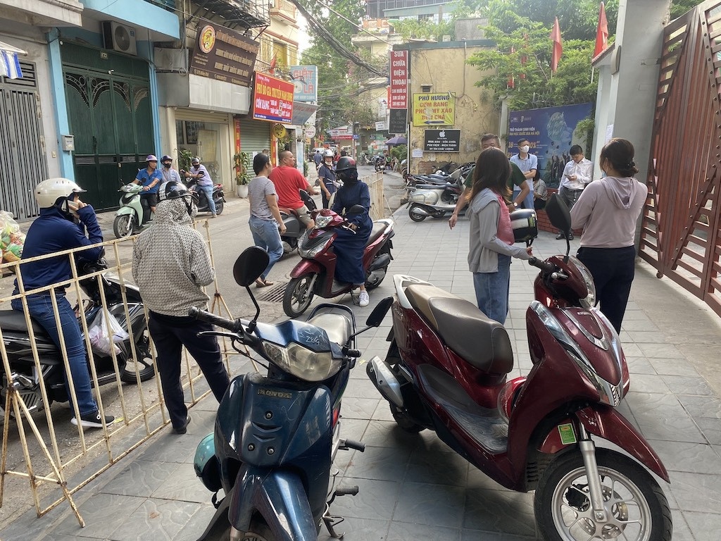 Phu huynh canh cong truong Doan Ket tim tam 've vet' vao lop 10 hinh anh