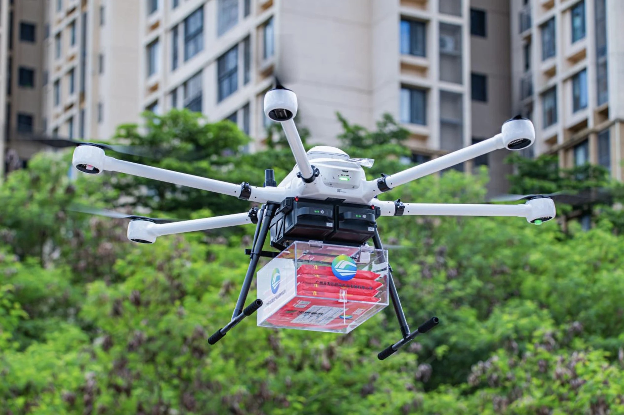 Truong giao giay bao nhap hoc bang may bay khong nguoi lai hinh anh