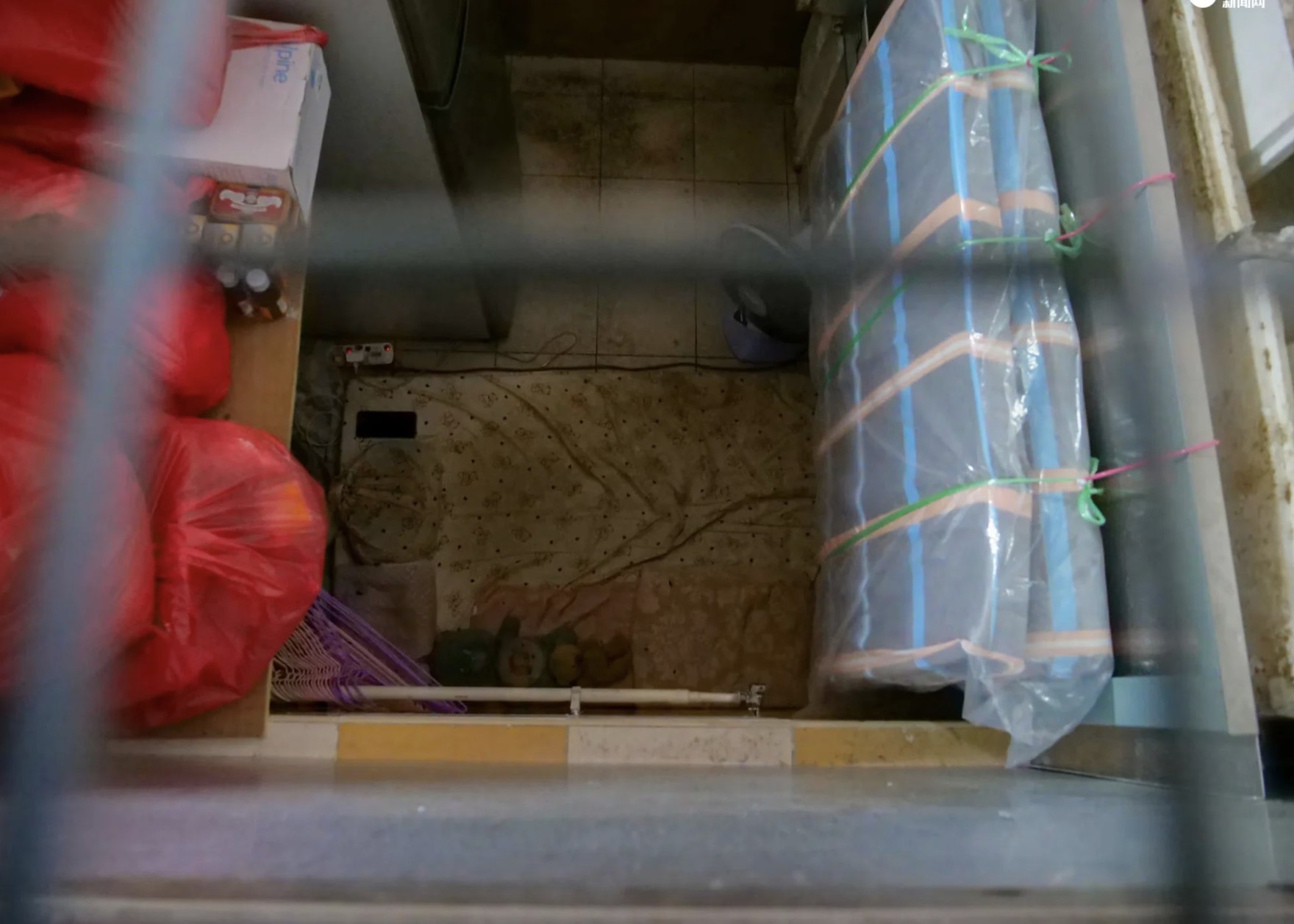 Cha ruot bi to giam con gai trong quay hang boc mui o cho hinh anh