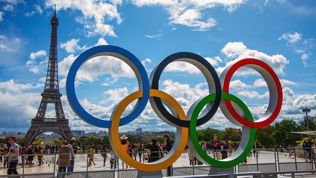 Du hoc sinh Viet o Paris lam them, tinh nguyen vien mua Olympic hinh anh