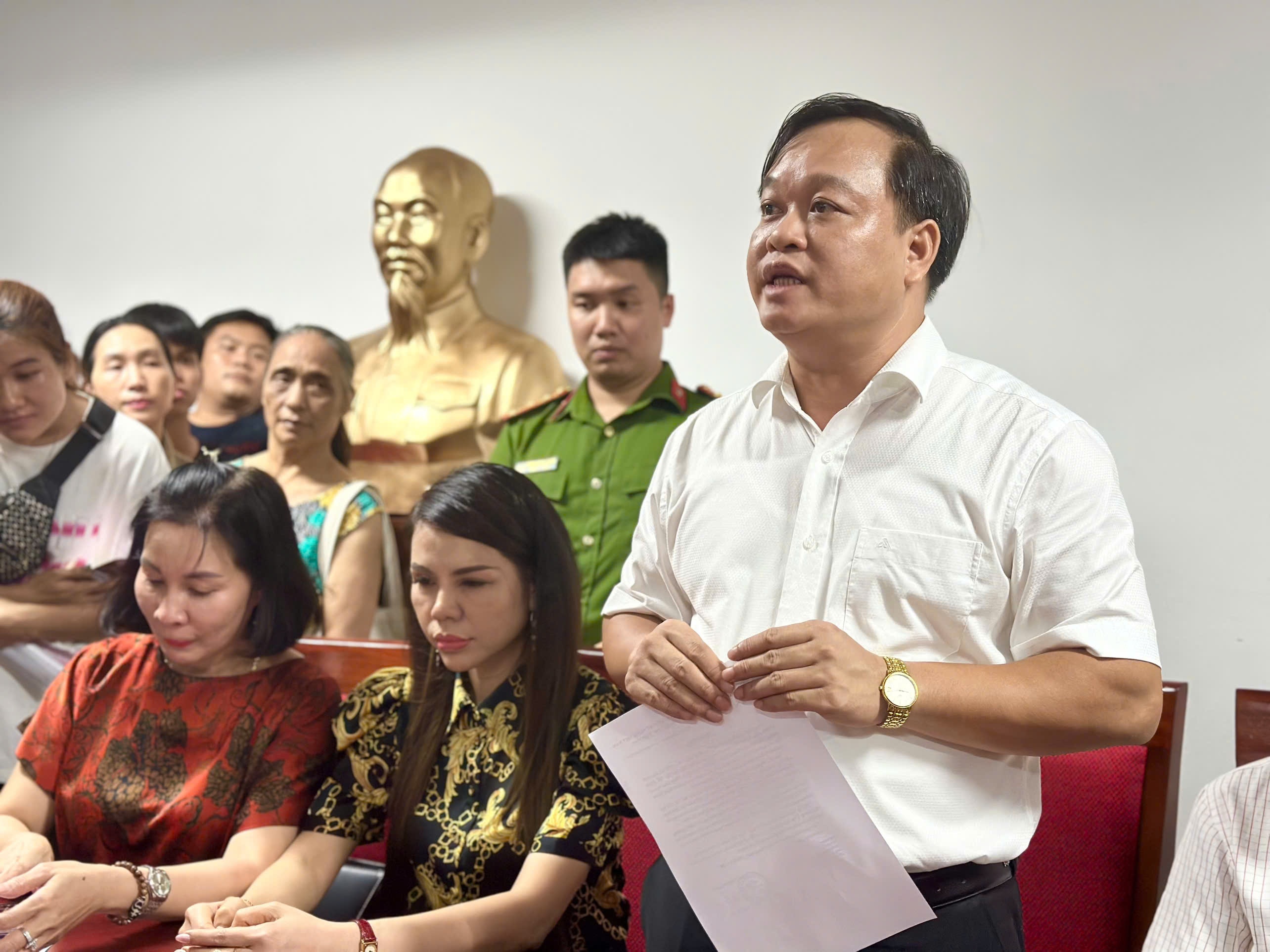 Phu huynh 'quay' truong, Phong GD&DT hop khan ca dem hinh anh