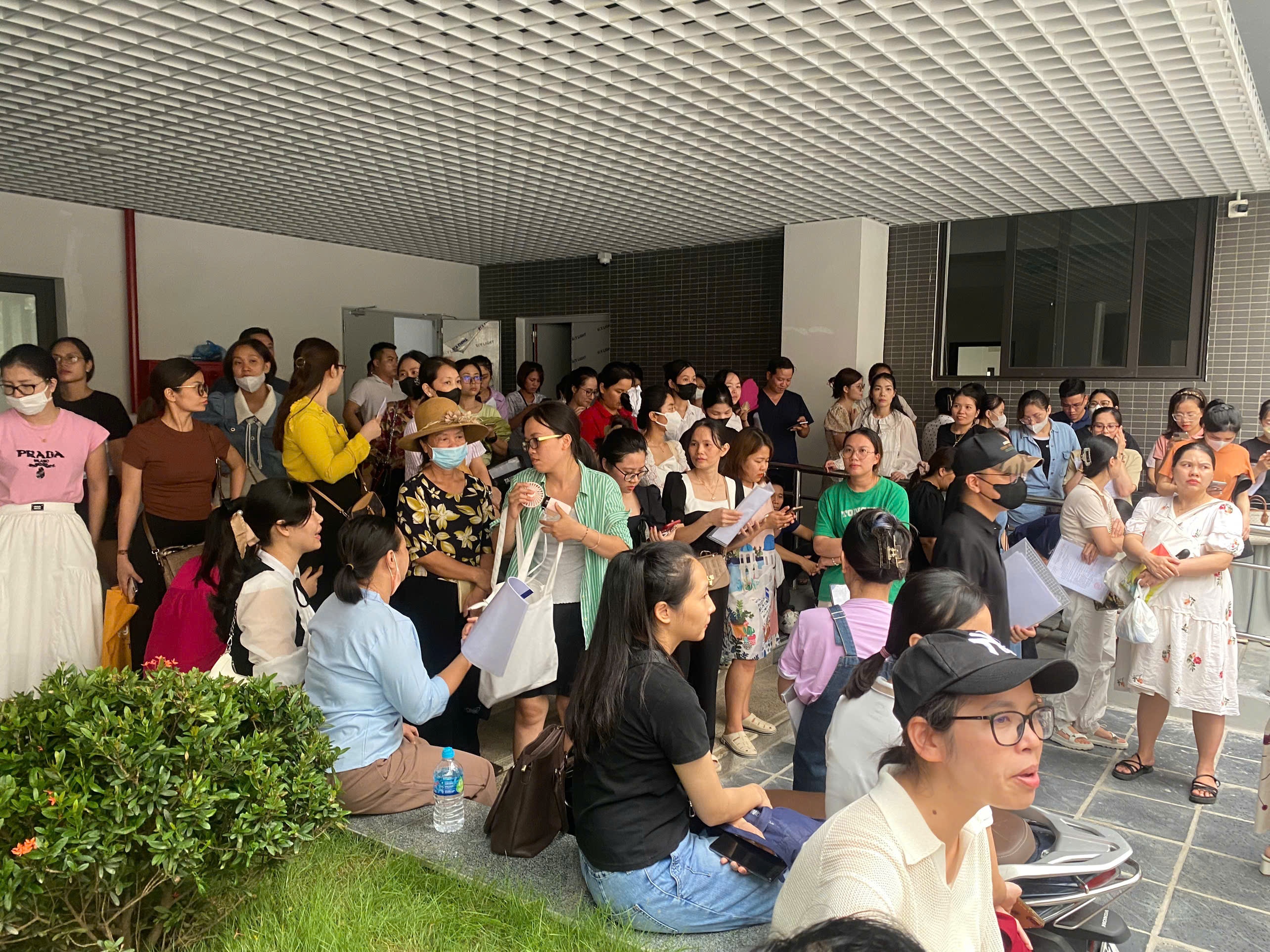 Phu huynh 'quay' truong tu sang den toi, doi minh bach tuyen sinh hinh anh