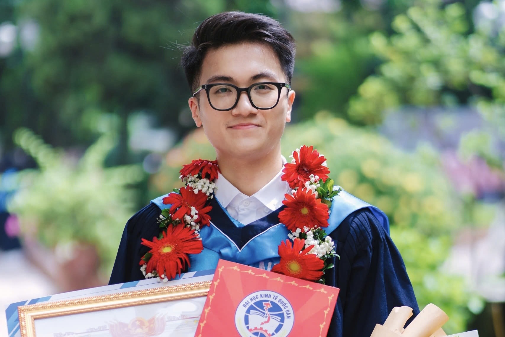 Nam sinh tot nghiep thu khoa diem tuyet doi, khoa luan 10/10 hinh anh