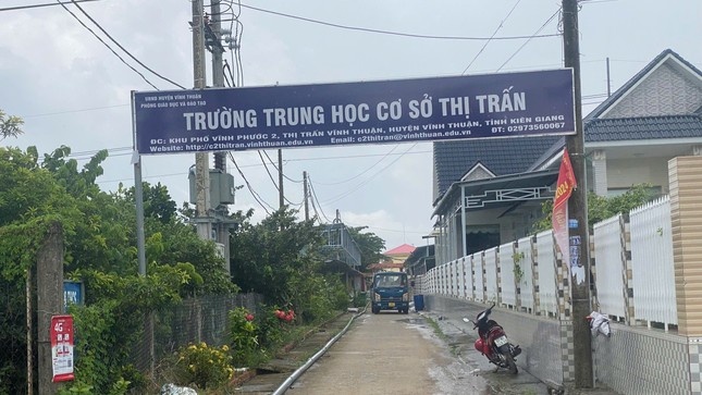 Yeu cau dinh chi cong tac hieu truong tu y chuyen truong o Kien Giang hinh anh