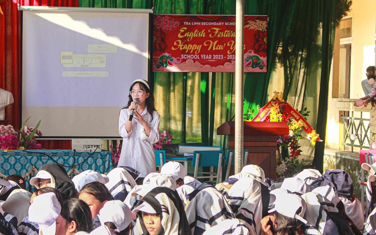 Trang dem viet bai luan ve 'chua lanh', nu sinh gianh hoc bong 6 ty hinh anh