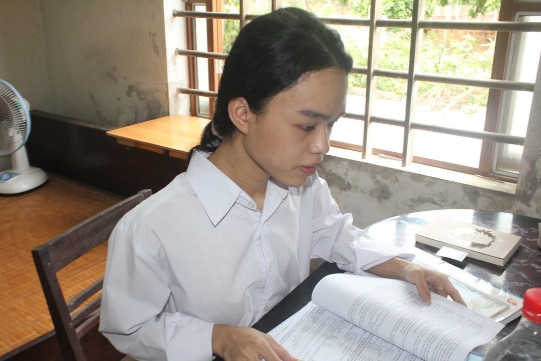 Nam sinh dat 28,75 diem kho vao dai hoc vi bo ung thu, me suy than hinh anh