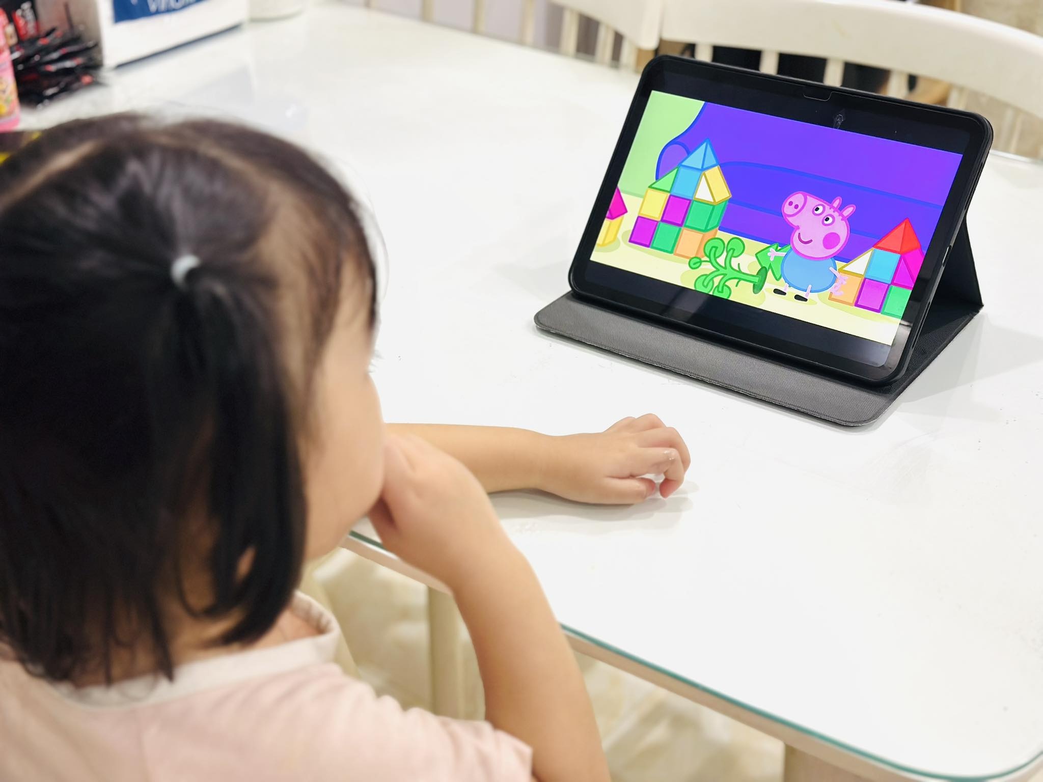 Mua vang du tru, hoan sinh be thu 2 de cho con hoc truong tu hinh anh