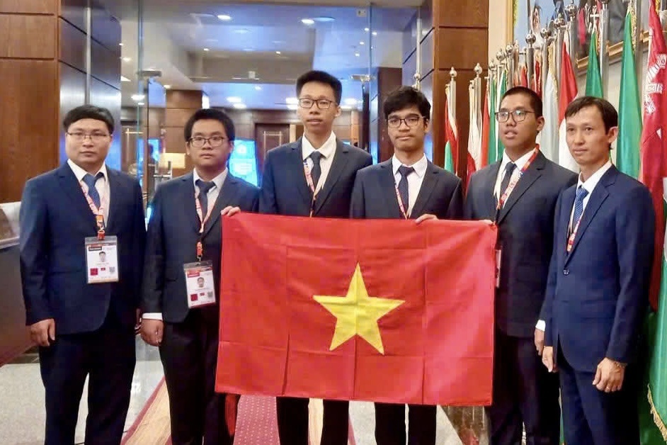 Ca 4 hoc sinh Viet gianh huy chuong Olympic Tin hoc quoc te hinh anh