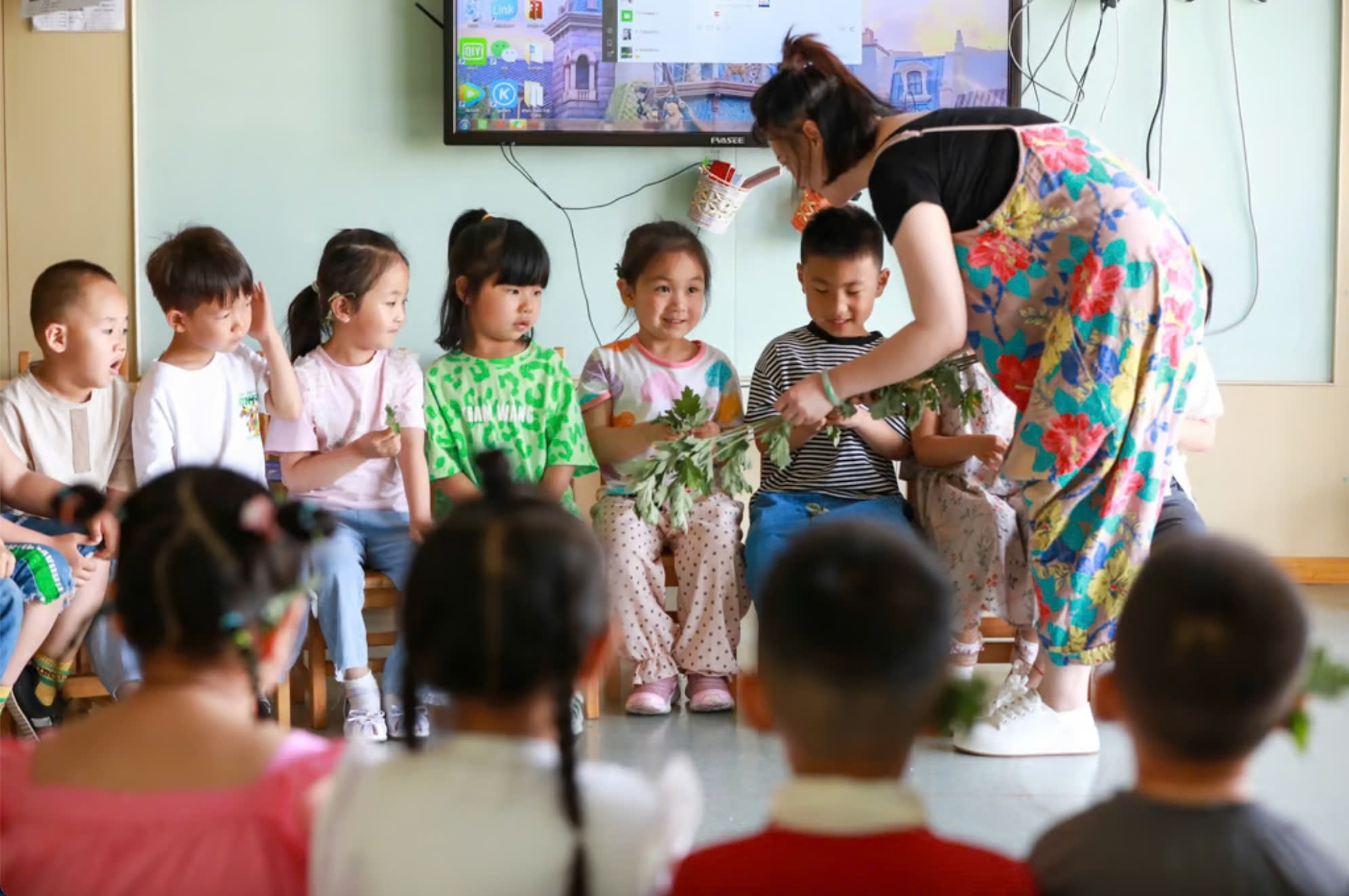 Hieu truong bi sa thai vi nhan hop socola nho hinh anh