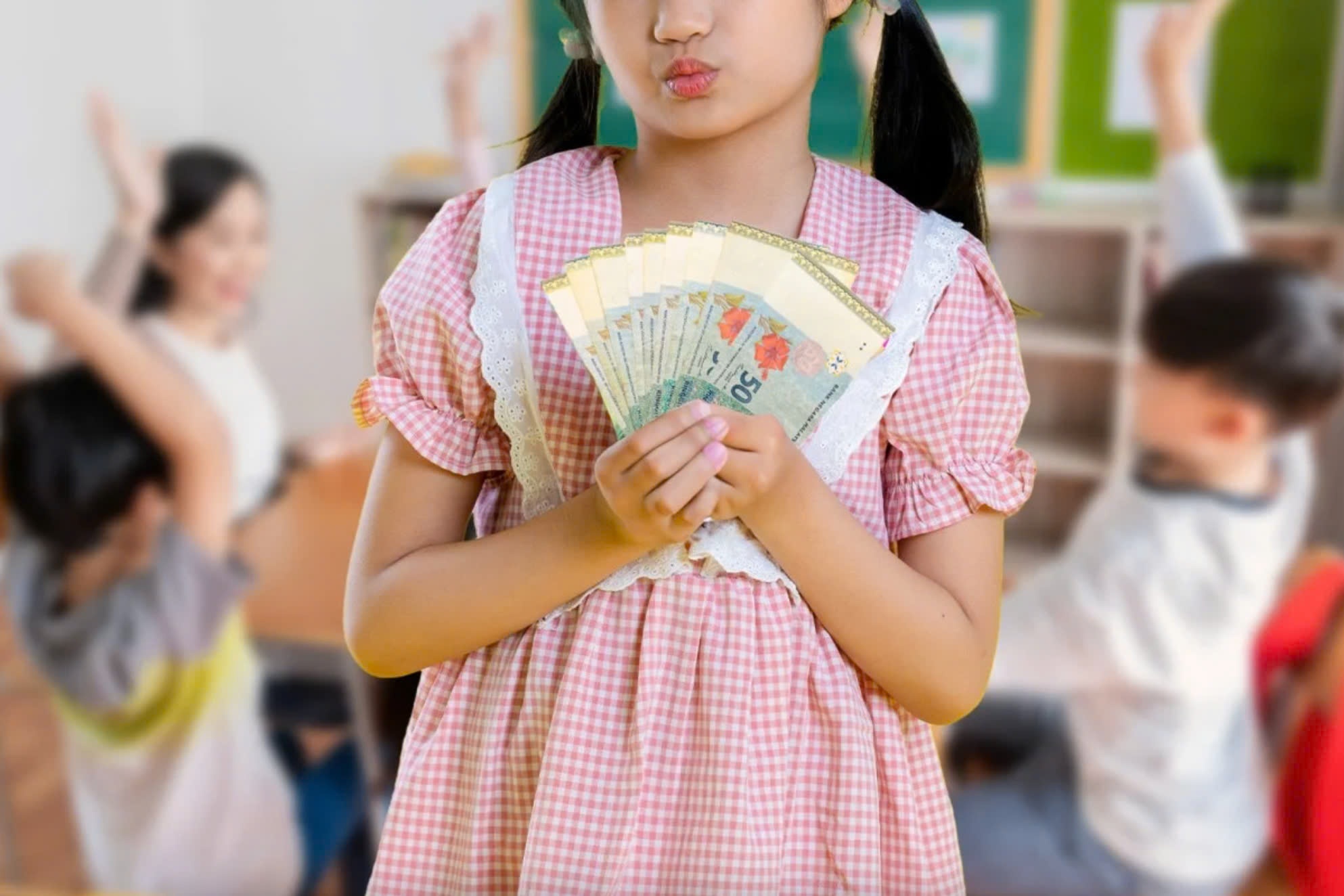 Nu sinh 11 tuoi phat tien cho cac ban cung lop hinh anh