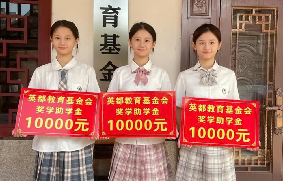 Chi em sinh ba cung do mot truong dai hoc hinh anh