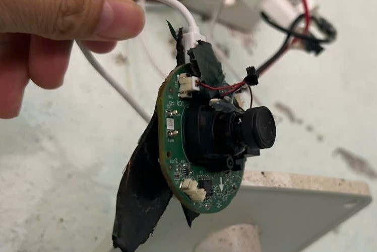 Phat hien camera quay len trong phong tam cua 2 sinh vien nu hinh anh