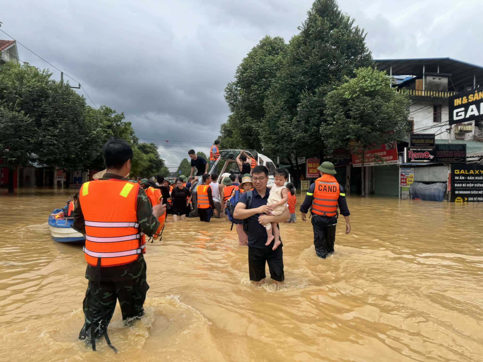 Chu nha nghi trang dem mo cua don nguoi dan vung lu o mien phi hinh anh