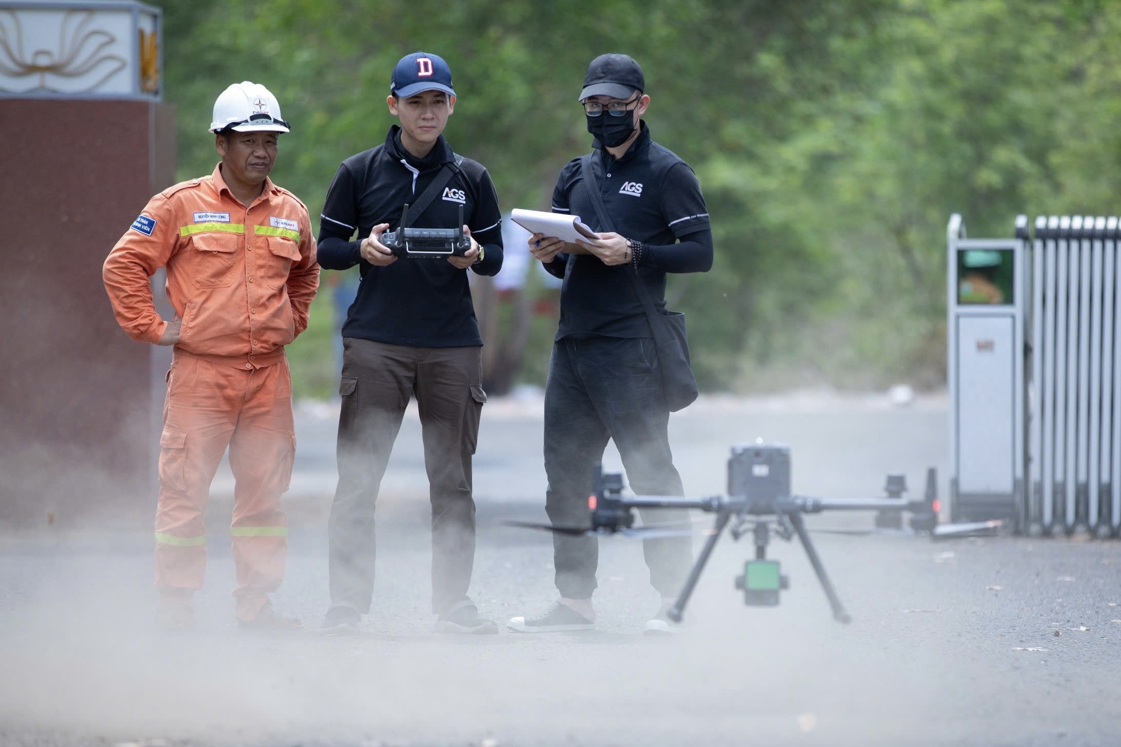 Dung drone ho tro nguoi dan vung lu hinh anh