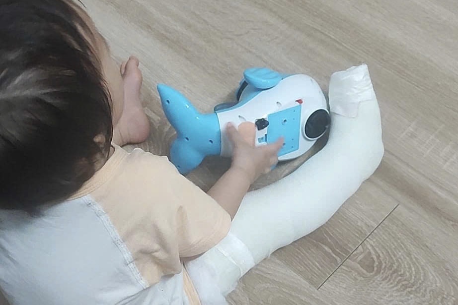 Dinh chi hoat dong lop mam non sau vu be 13 thang tuoi gay chan hinh anh