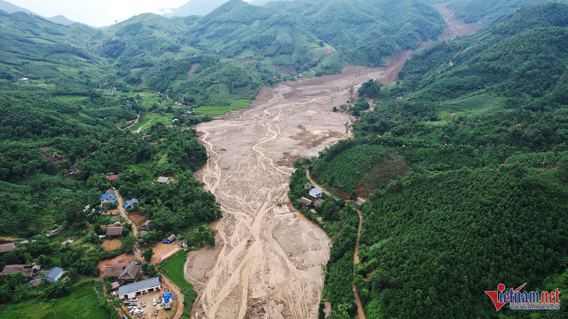 13 hoc sinh mot truong tu vong sau tran lu quet va nhung lop hoc vang hinh anh