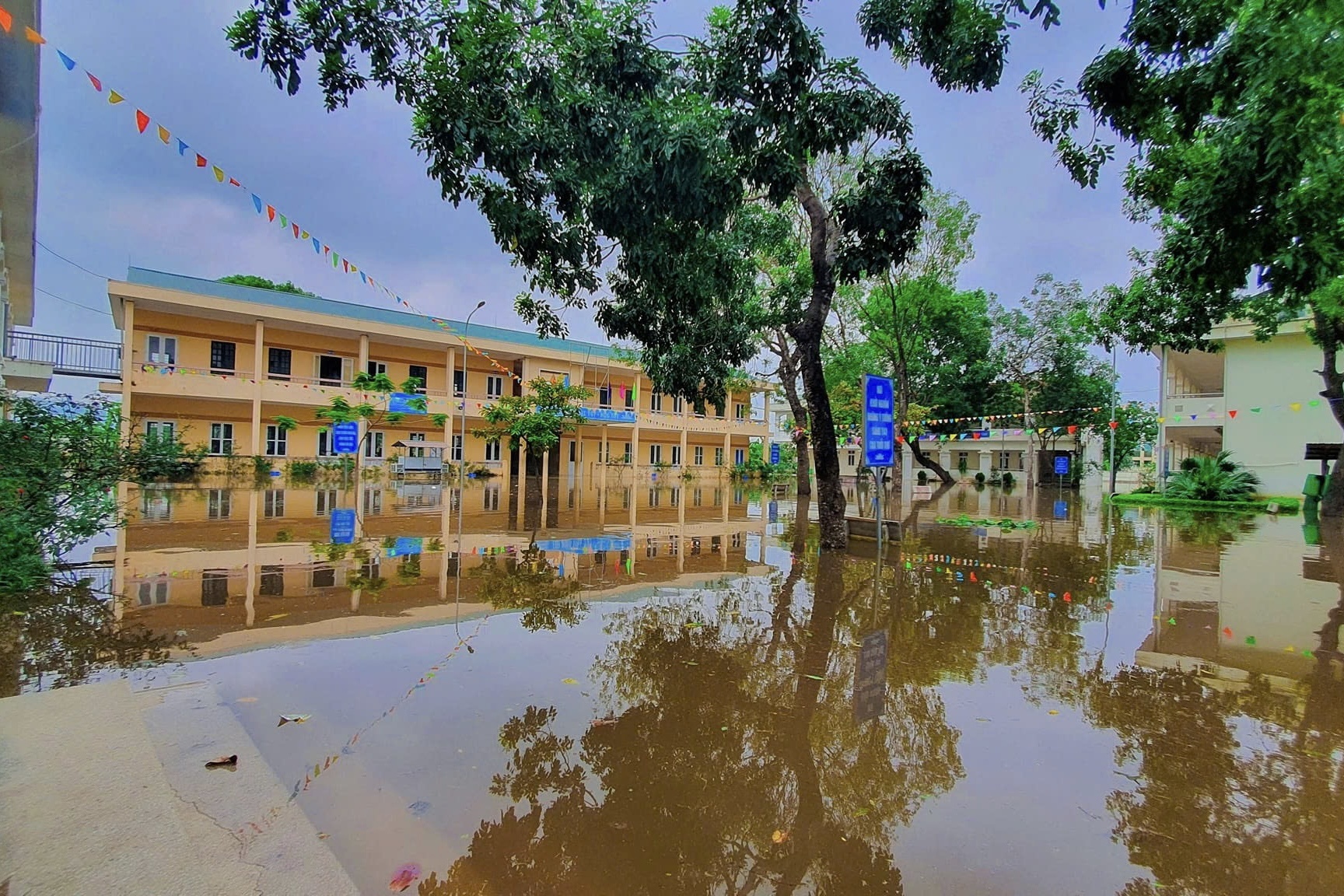 Truong hoc day bu sau lu khong gay ap luc cho thay va tro hinh anh