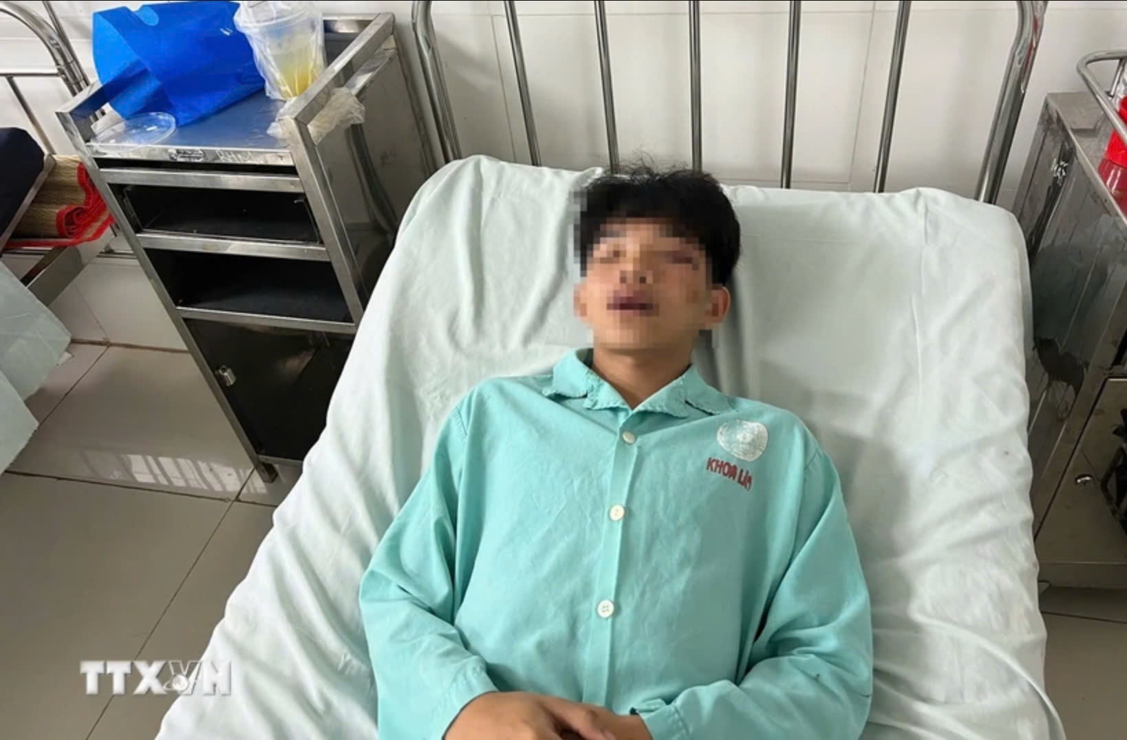 Mot hoc sinh phai nhap vien sau khi bi danh hoi dong truoc cong truong hinh anh