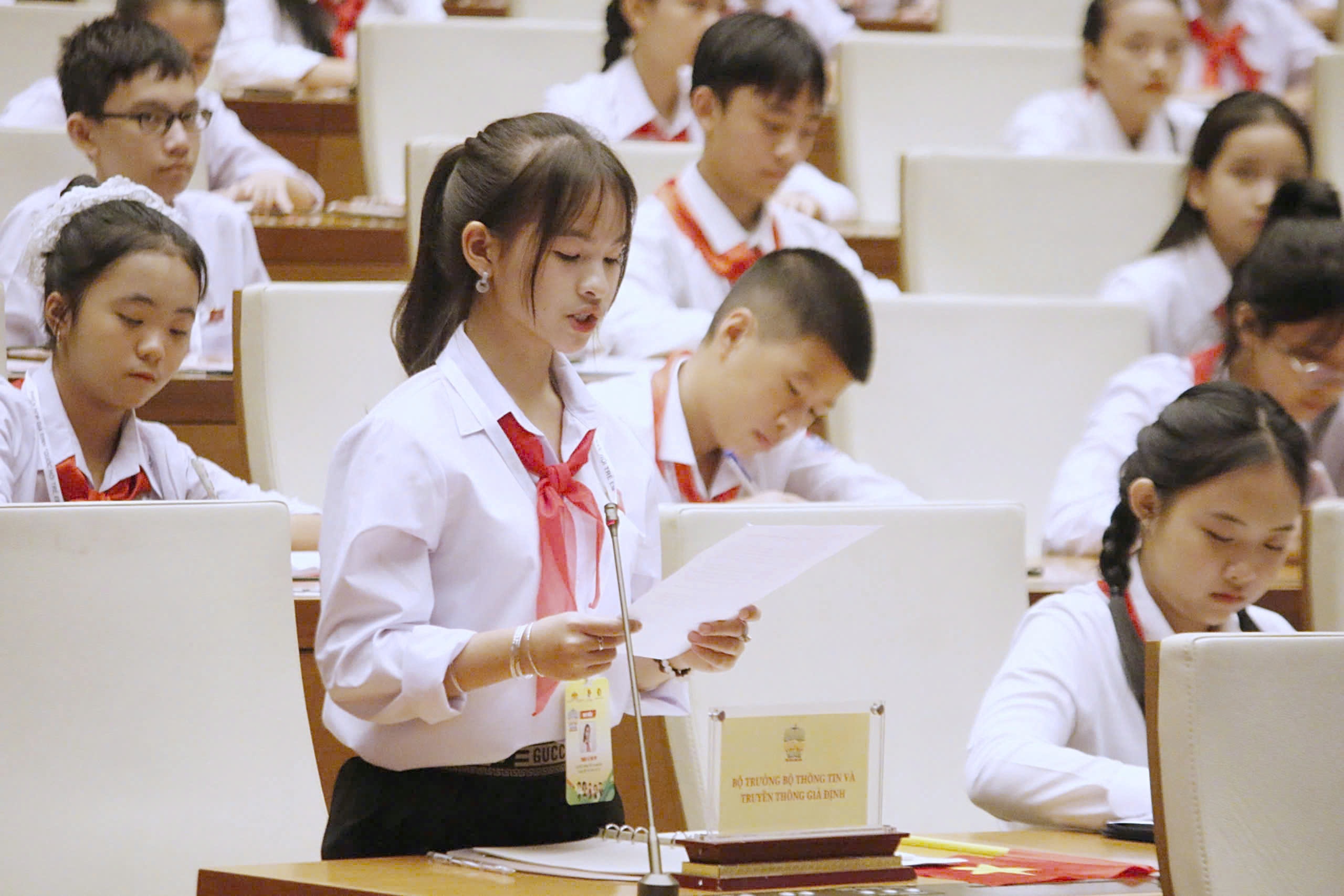 306 tre em hoa than thanh dai bieu Quoc hoi, chat van cac van de nong hinh anh
