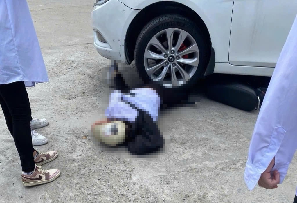 Lai them vu phu huynh di oto dam vao hoc sinh trong san truong hinh anh