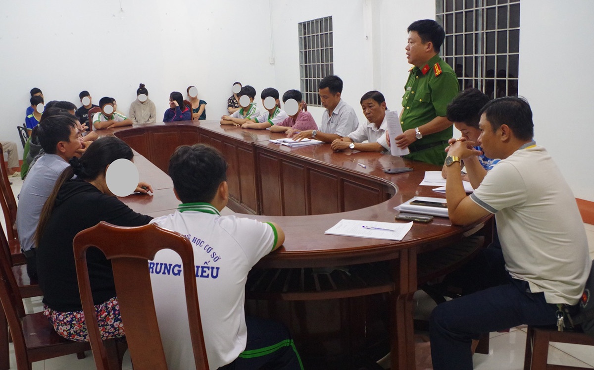 Vu nam sinh bi danh giua lop, hieu truong va 2 giao vien co sai pham hinh anh