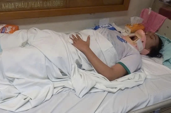 Nu sinh lop 11 bi danh hoi dong gay dot song co hinh anh