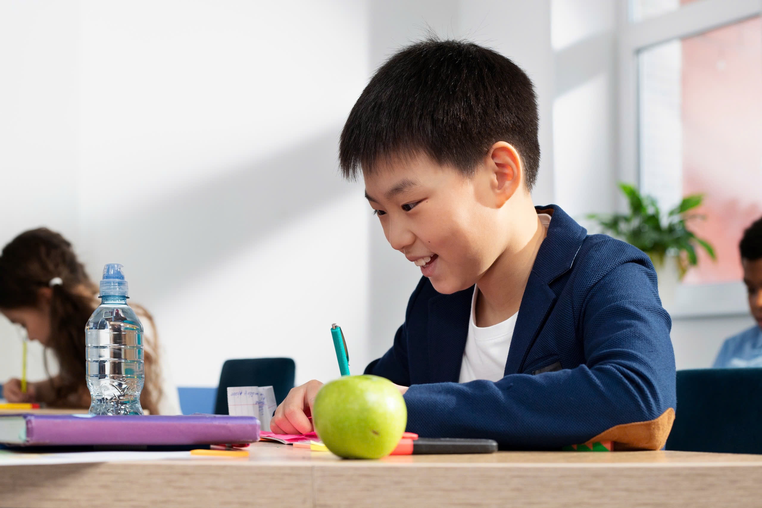 Bi phan doi du doi, truong bo noi quy cam hoc uong nuoc trong gio hoc hinh anh