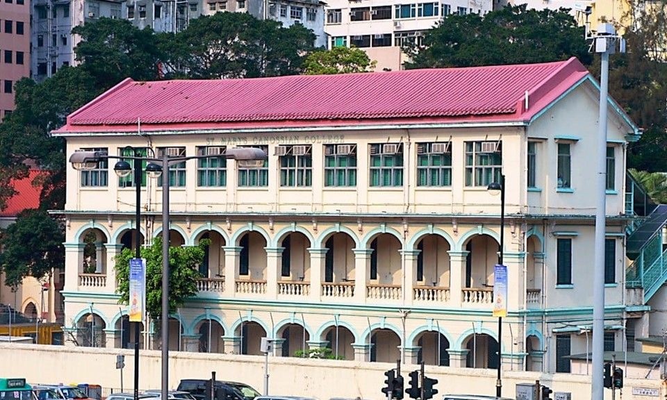 Bat giu giao vien Trung Quoc gan camera giau kin trong nha ve sinh nu hinh anh