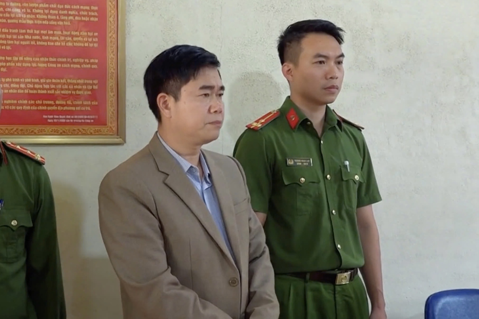 Bat tam giam cuu hieu truong trong vu 11 hoc sinh an 2 goi mi hinh anh