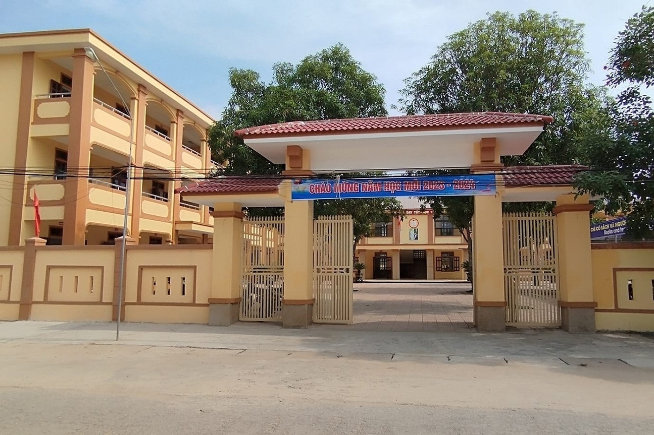 Kiem diem ca 2 giao vien vu thay co xo xat trong truong hoc hinh anh