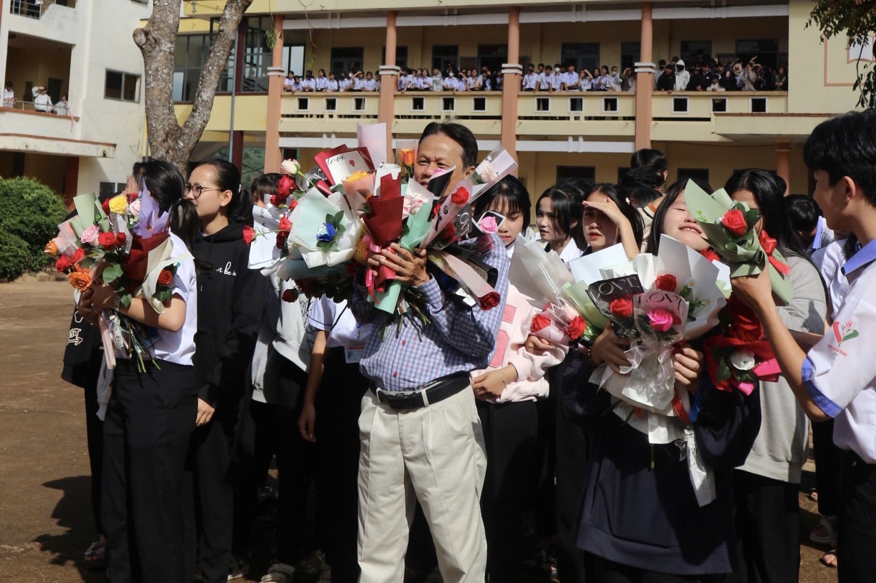 Hon 1.300 hoc sinh chia tay thay hieu truong nghi huu day xuc dong hinh anh