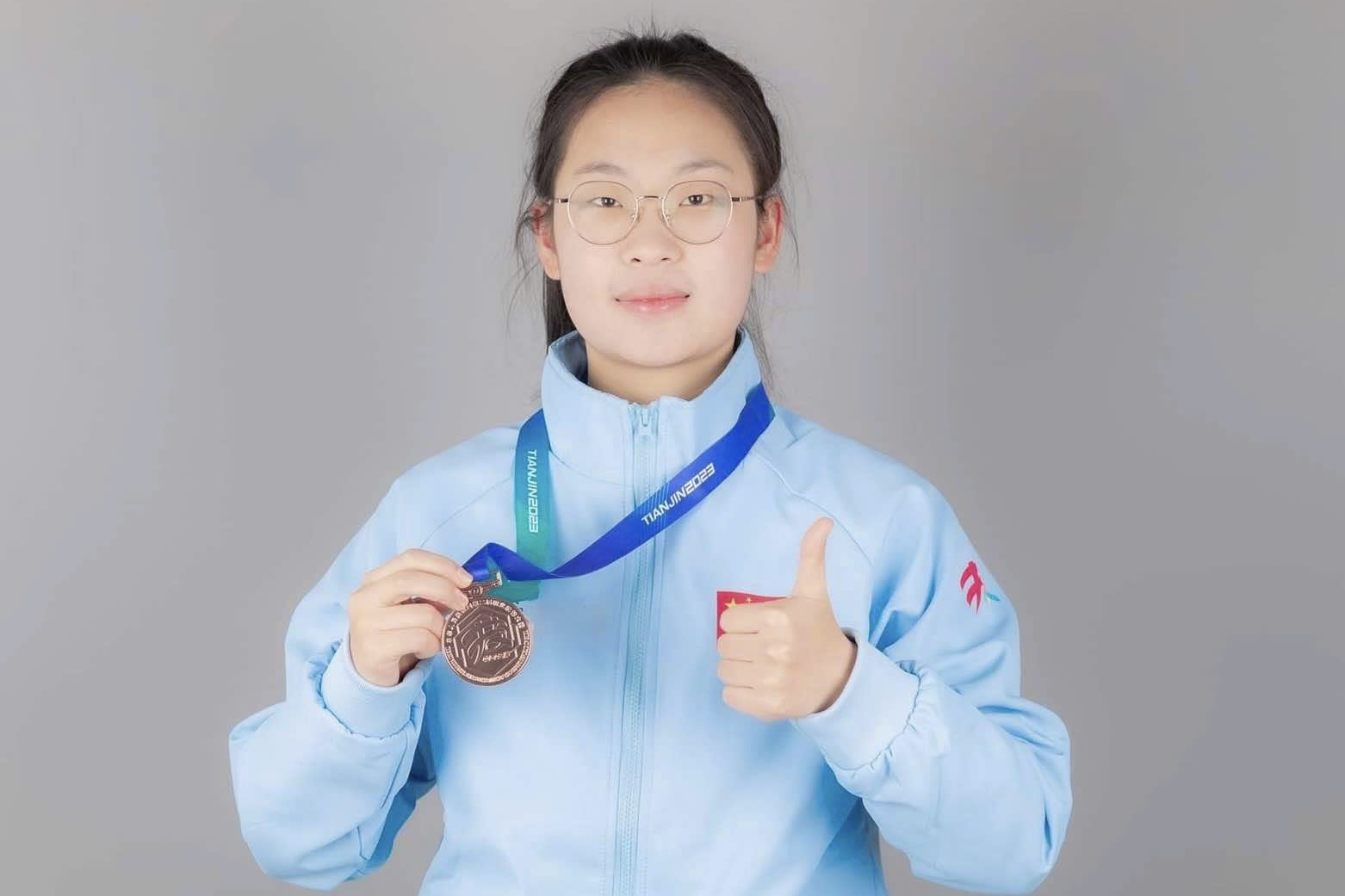 Tung truot cap 3, nu sinh 19 tuoi vo dich the gioi ky thi nghe hinh anh