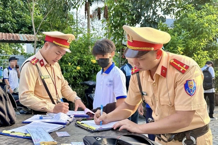 Hon 300 phu huynh bi xu phat vi giao xe may cho con hinh anh