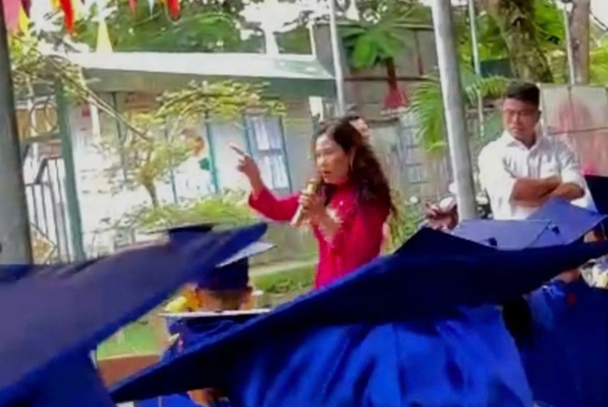 Ky luat hieu truong giat micro hieu pho, chi mat hoi truong phu huynh hinh anh