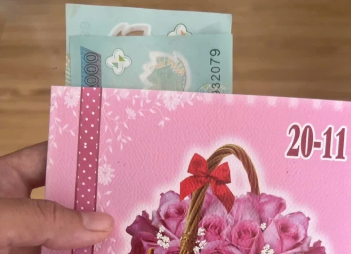 Phu huynh cai nhau om toi chuyen tang qua hay tien co giao ngay 20/11 hinh anh