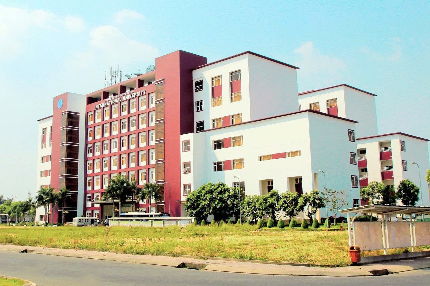 Dai hoc Quoc te bi xu phat vi tuyen sinh vuot chi tieu nhieu linh vuc hinh anh