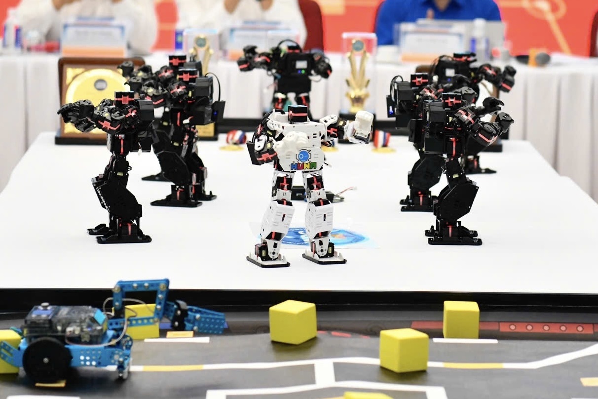 Hoc sinh thi lap trinh robot, tranh giai thuong hang ty dong hinh anh