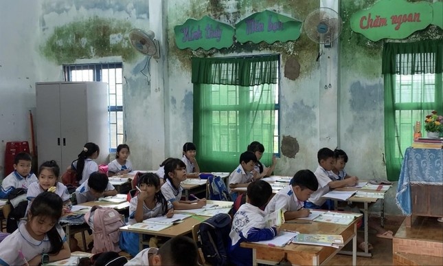 Vua hoc vua run trong ngoi truong cho… sap hinh anh