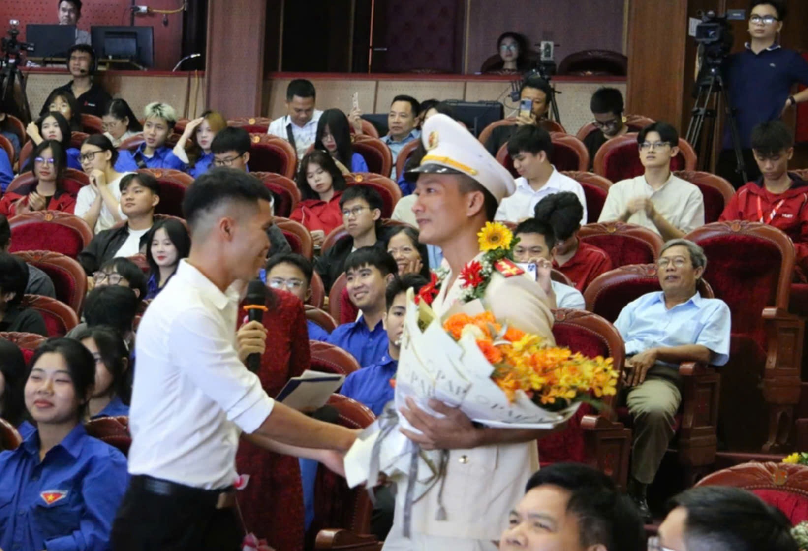 Cuoc hoi ngo bat ngo sau 7 nam cua thay tro truong giao duong hinh anh