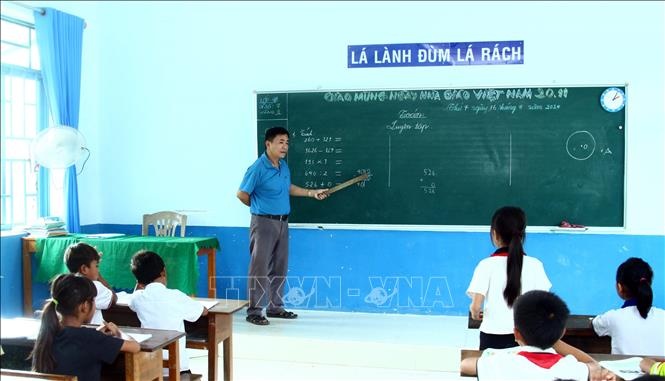 Thay giao 30 nam gan bo '3 cung' voi hoc sinh dan toc Chut hinh anh