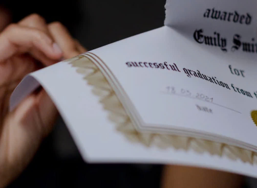 Canada phat hien 10.000 thu moi nhap hoc gia mao cua du hoc sinh hinh anh