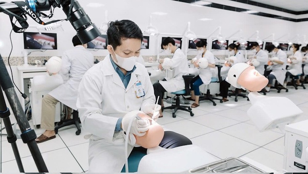 Sinh vien hoc nganh Rang Ham Mat nhung nhan bang bac si Nha khoa hinh anh