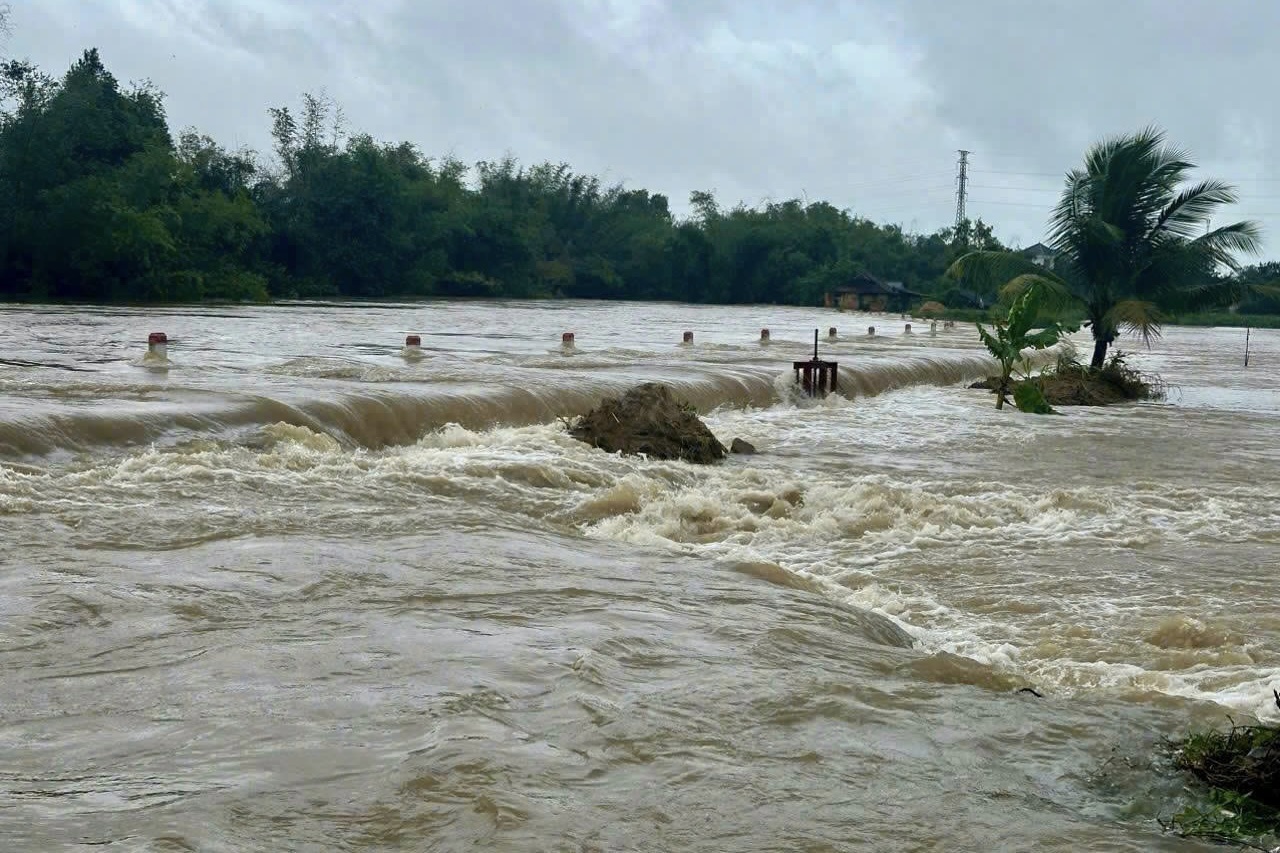 9 tinh, thanh Trung Bo can nhac cho hoc sinh nghi hoc do mua lu hinh anh