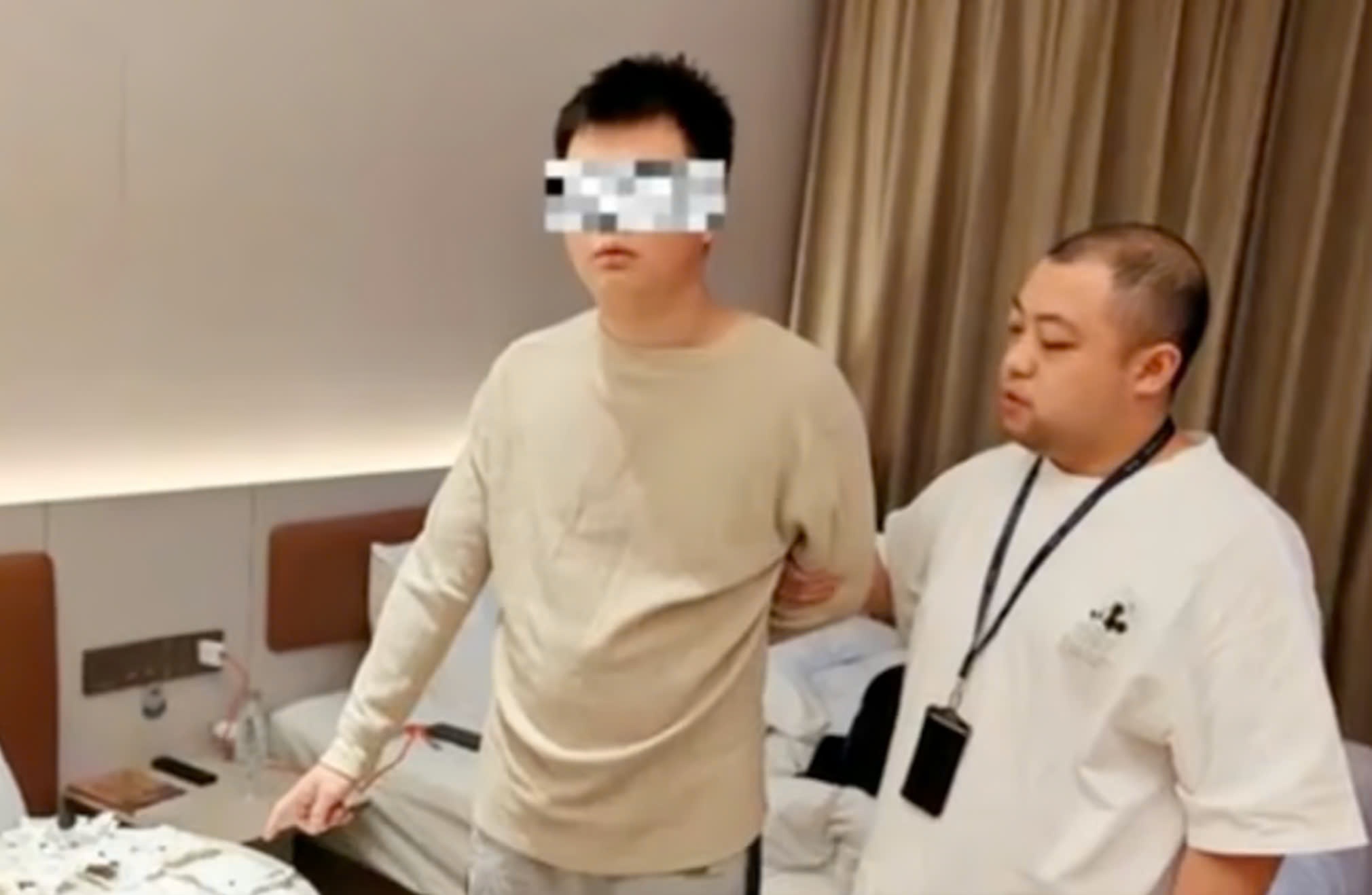 Thieu tien du lich, nam sinh dung gian chet de bung tien 63 khach san hinh anh