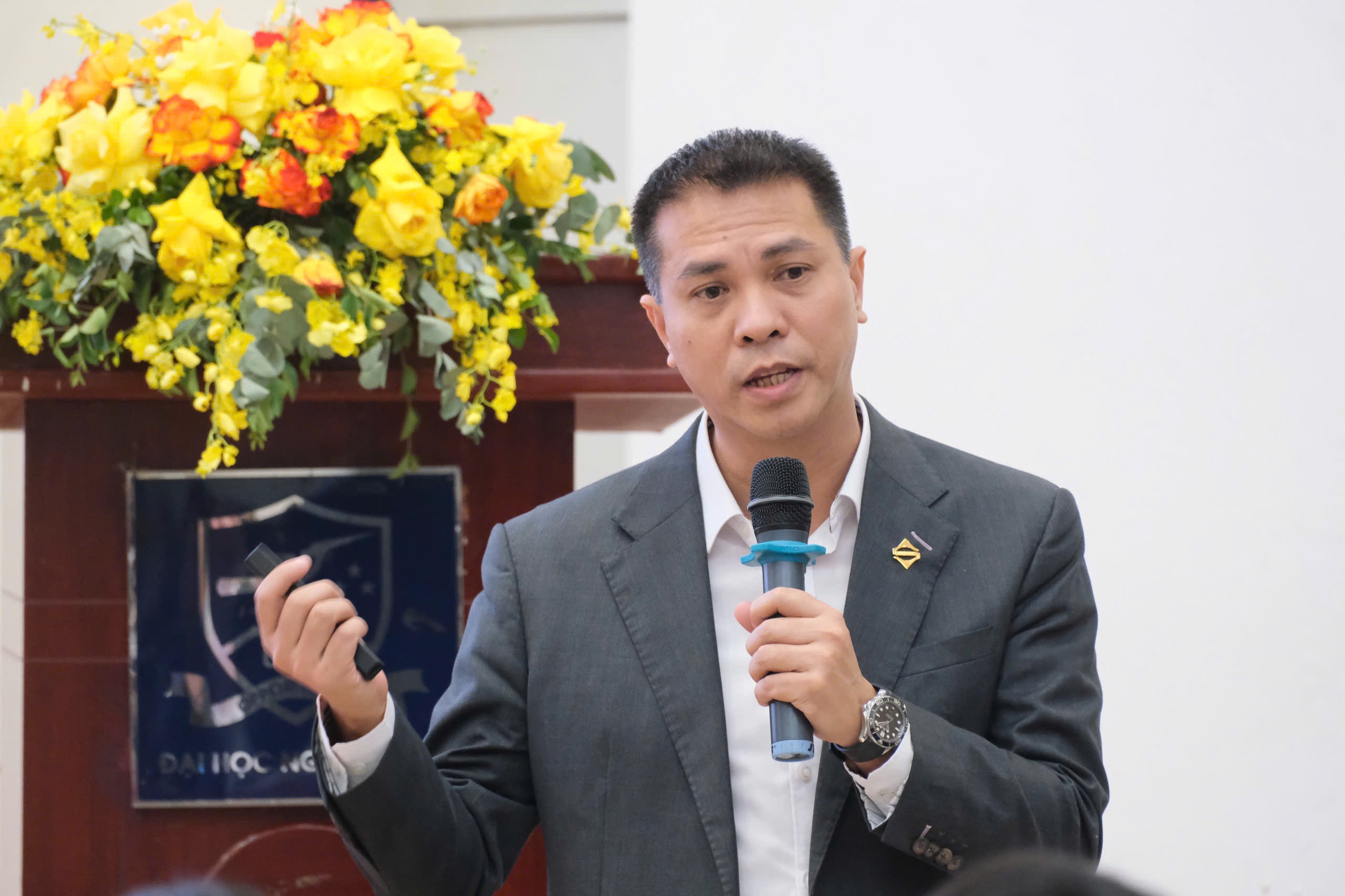 Co sinh vien di phong van quan ao xoc xech, dau toc khong gon gang hinh anh