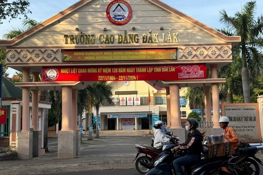 Dinh chi mot giao vien vu sinh vien tu vong trong gio thuc hanh hinh anh