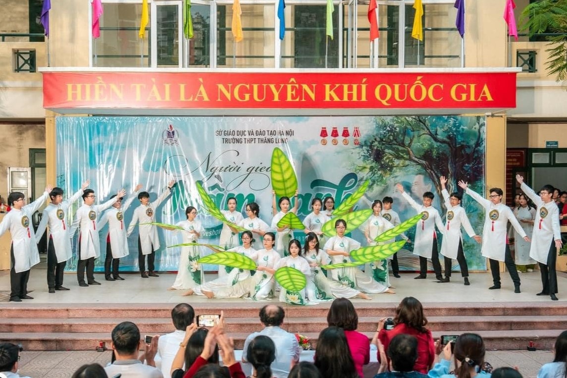 Buc xuc de xuat thu 800.000/hoc sinh chi de to chuc van nghe hinh anh