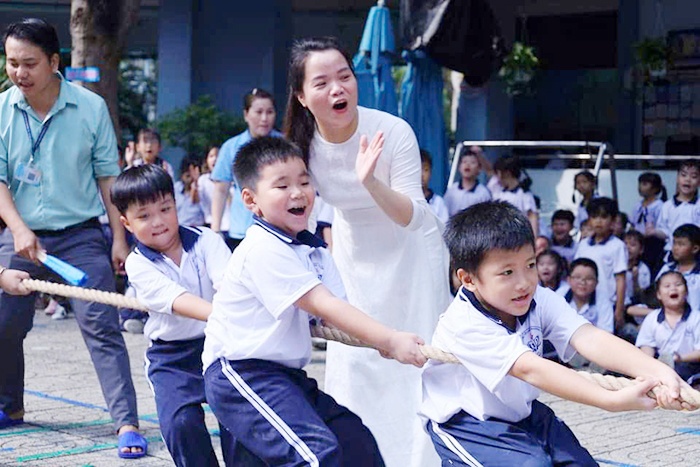 TP.HCM thuong tien cho hoc sinh doat giai the thao, van nghe hinh anh