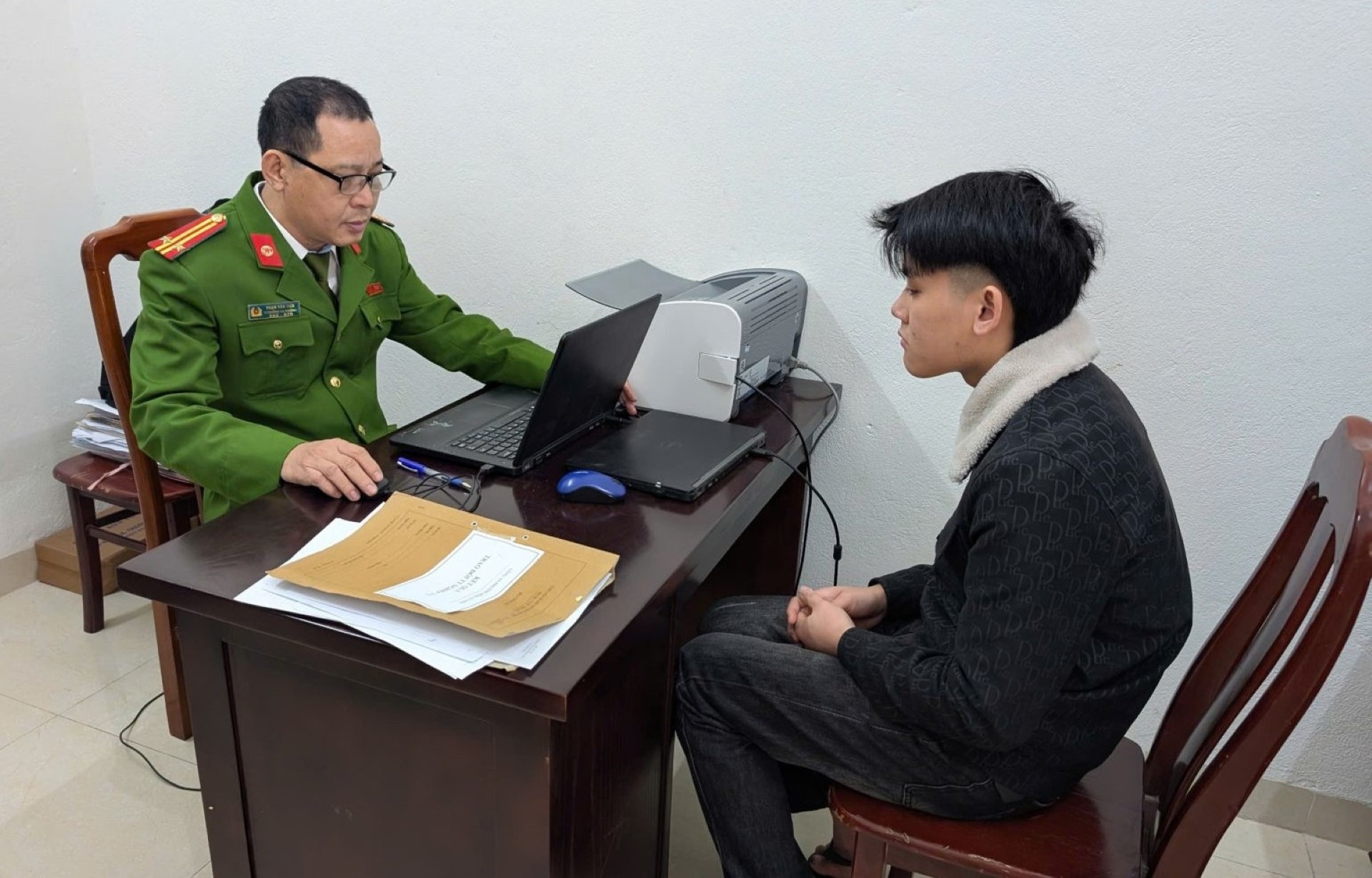 Nam sinh danh ban da man o san truong chi vi 10.000 dong hinh anh