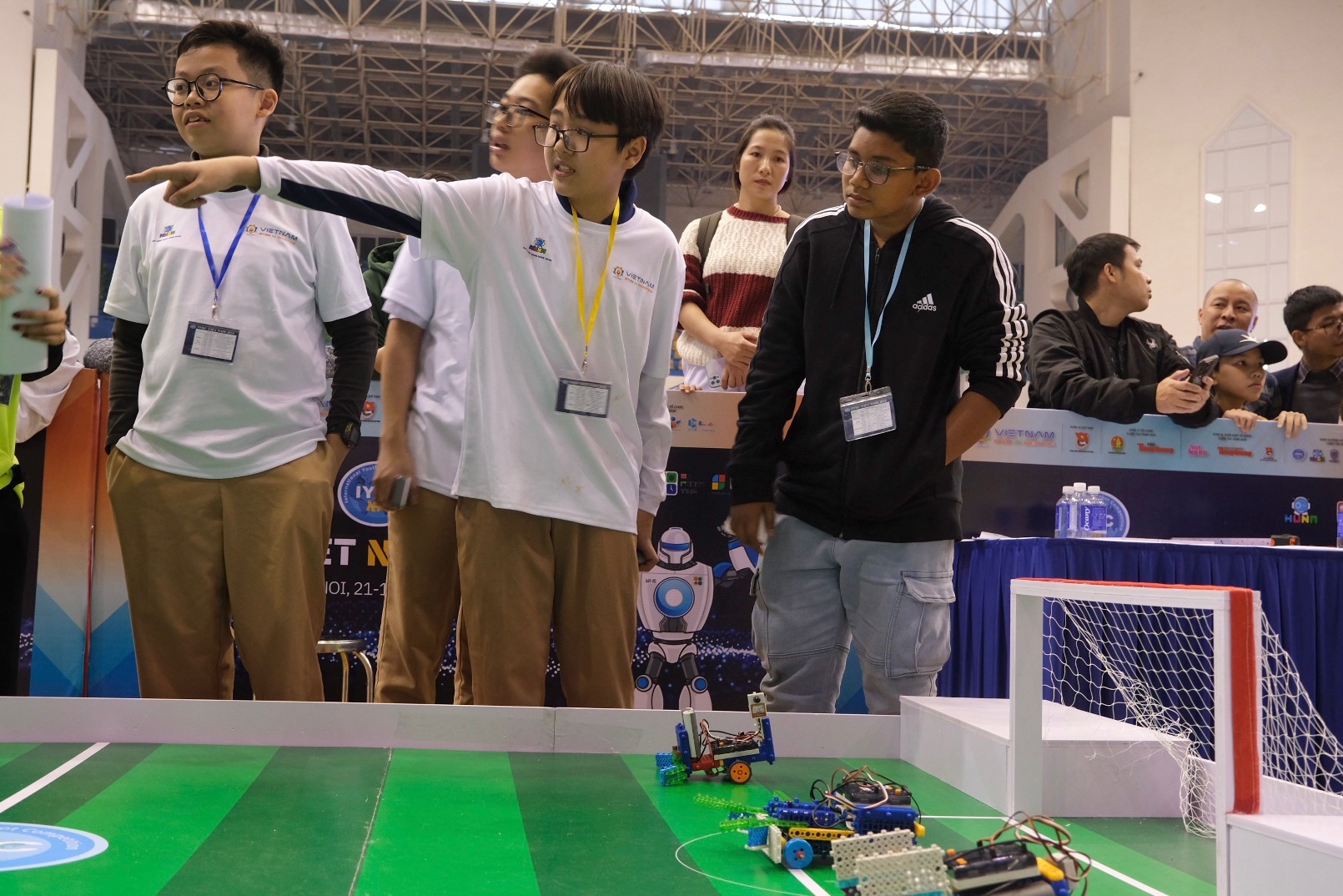 Hoc sinh 'truong lang' vo dich quoc gia STEM, AI va Robotics hinh anh